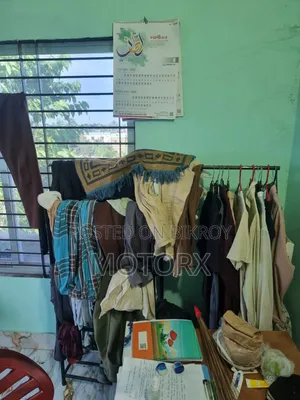একটা চৌকি খাট আর একটা আলনা বিক্রি হবে