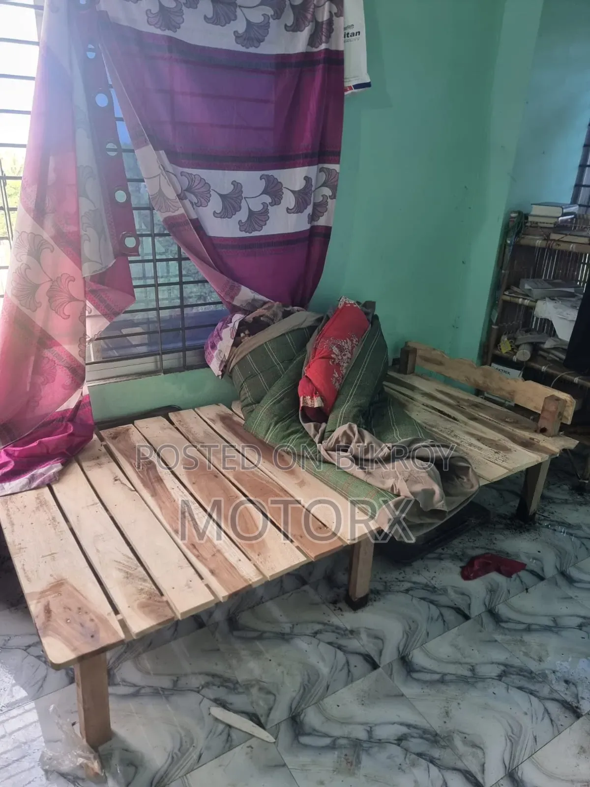 একটা চৌকি খাট আর একটা আলনা বিক্রি হবে