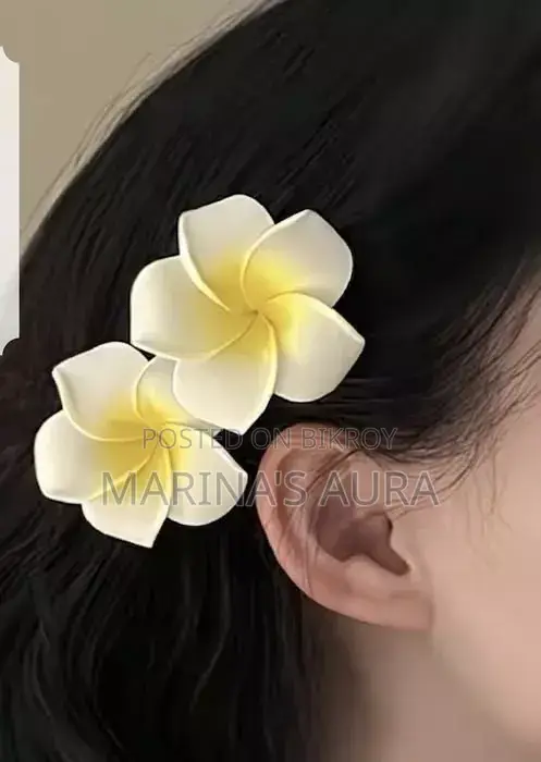 সাদা কাঠগোলাপ।
