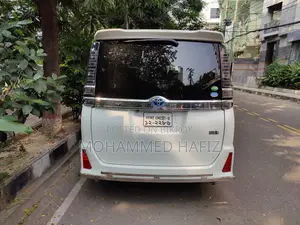 Toyota Voxy 2018 Pearl