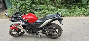 Honda CBR 2015 Red