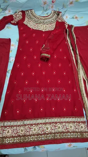 ব্যবহৃত মেয়েদের পোশাক