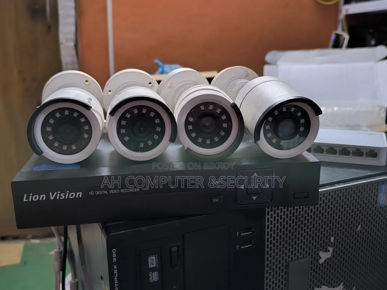 ৮ চ্যানেল এনভিআর ৪ পিস আইপি ক্যামেরা