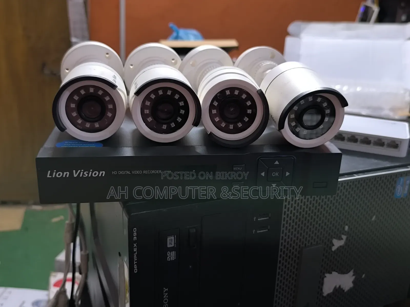 ৮ চ্যানেল এনভিআর ৪ পিস আইপি ক্যামেরা