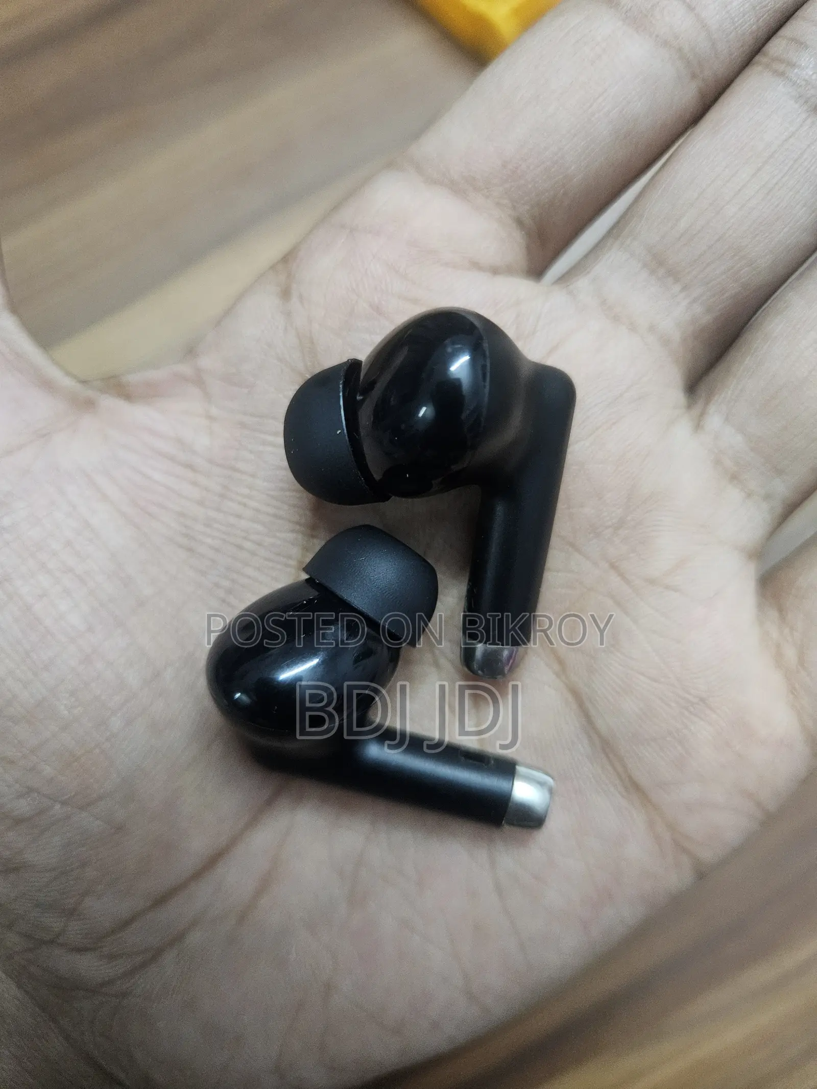 শুধুমাত্র ইয়ারবাডস বিক্রি হচ্ছে।
