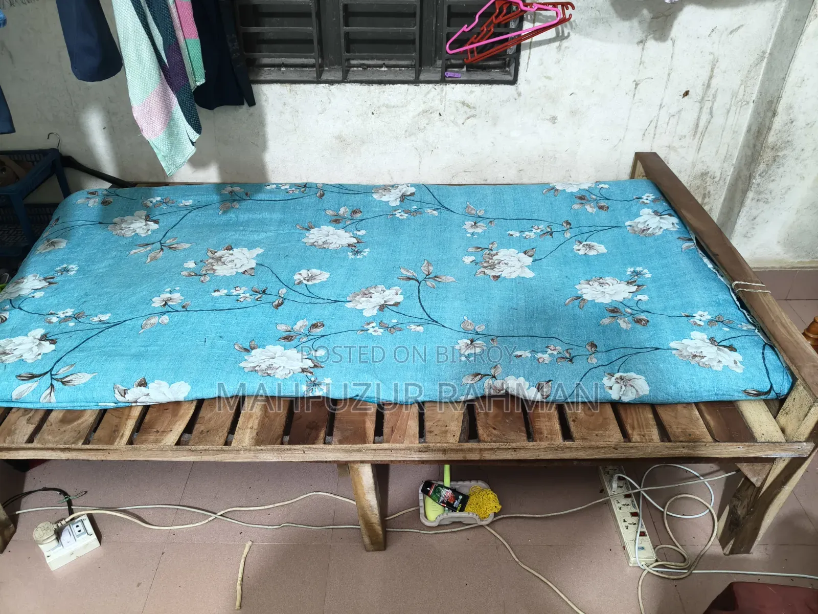 ভালো কন্ডিশনের সেমি-ডাবল কাঠের চৌকি বিক্রি হবে (৪ ফিট × ৭ ফিট)