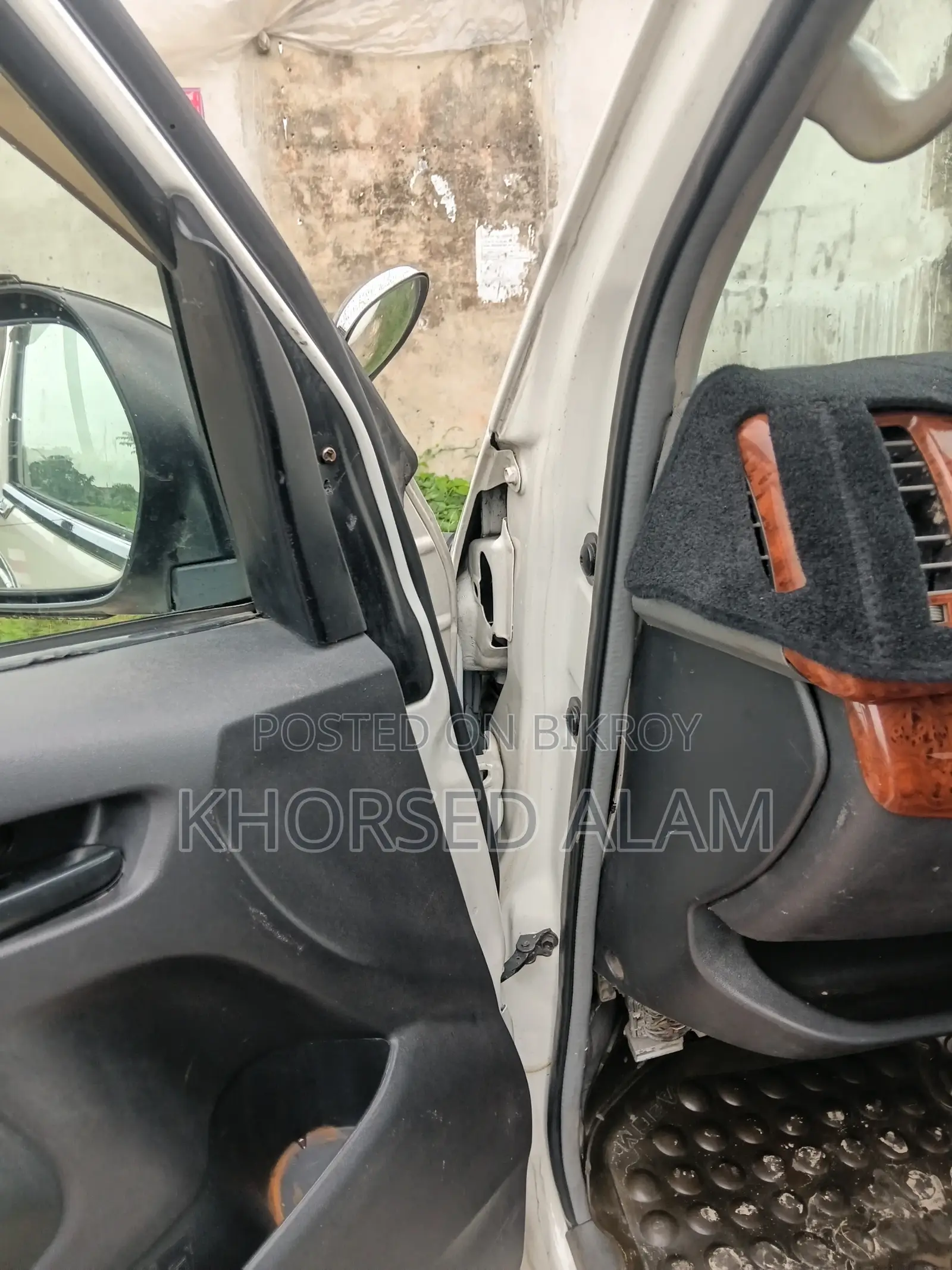 Toyota HiAce 2011 White