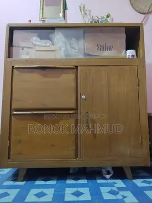 একটি কাঠের ওয়্যারড্রব বিক্রি হবে।