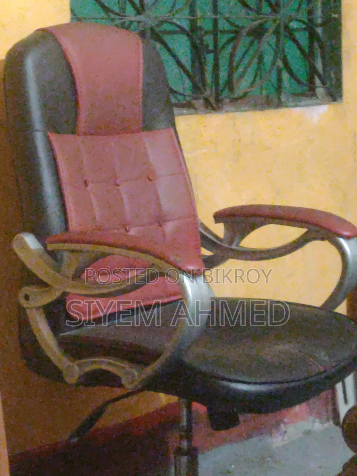 একটি চিয়ার বিক্রি করা হবে