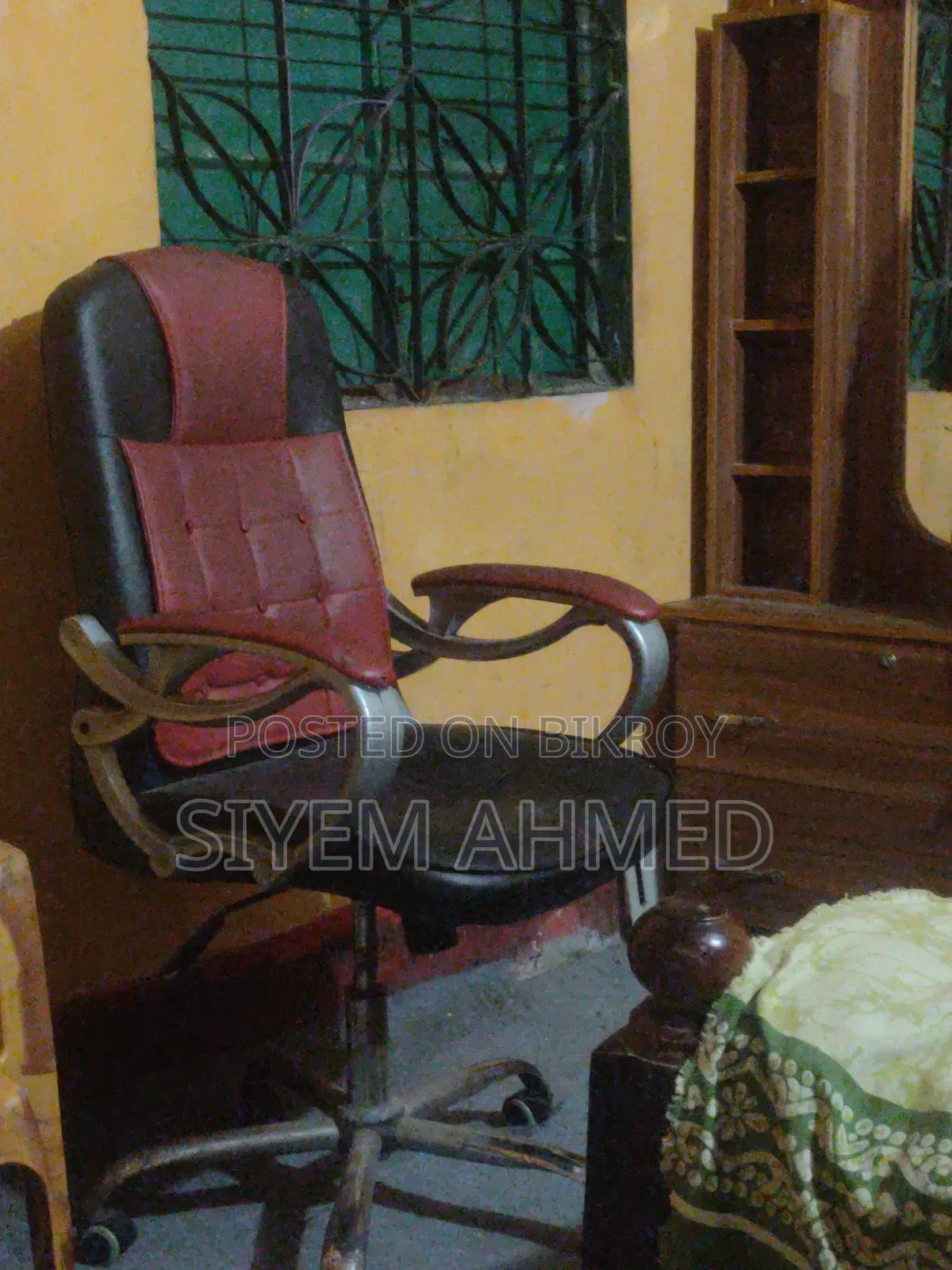 একটি চিয়ার বিক্রি করা হবে