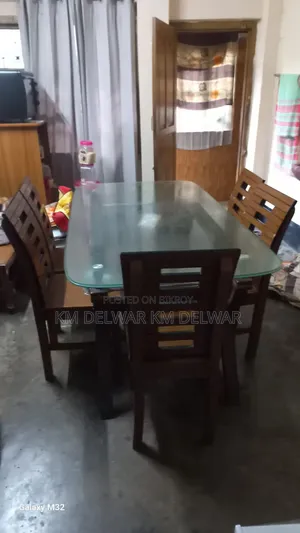 ডাইনিং টেবিল