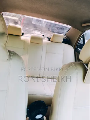 টয়োটা করোলা ২০০৪ সাদা