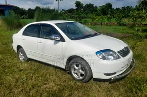 টয়োটা করোলা ২০০৪ সাদা