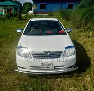 টয়োটা করোলা ২০০৪ সাদা