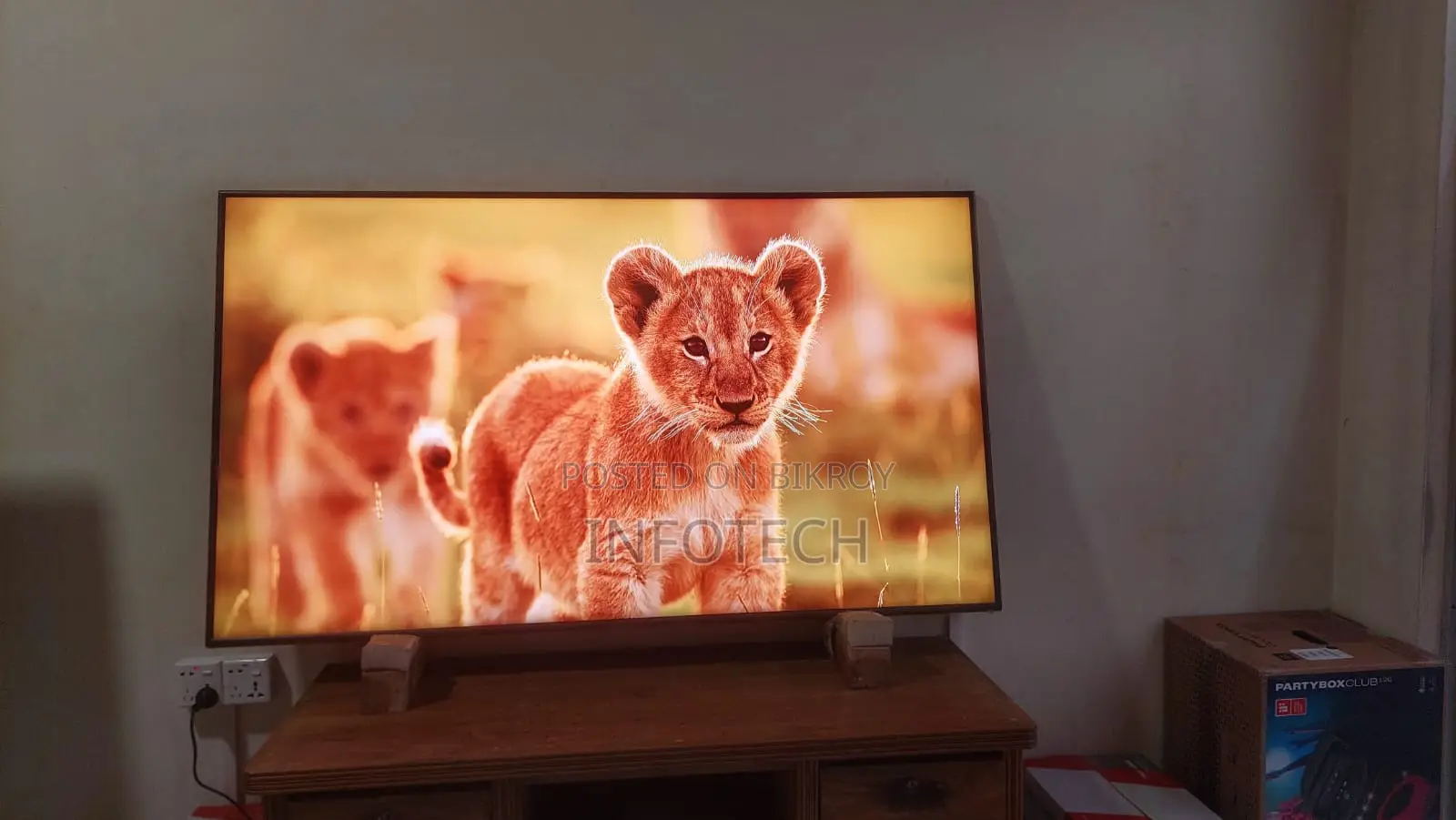 Samsung 65RU7400 65" UHD Voice Remote Smart TV Fresh Condition