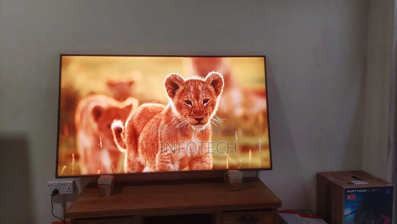 Samsung 65RU7400 65" UHD Voice Remote Smart TV Fresh Condition