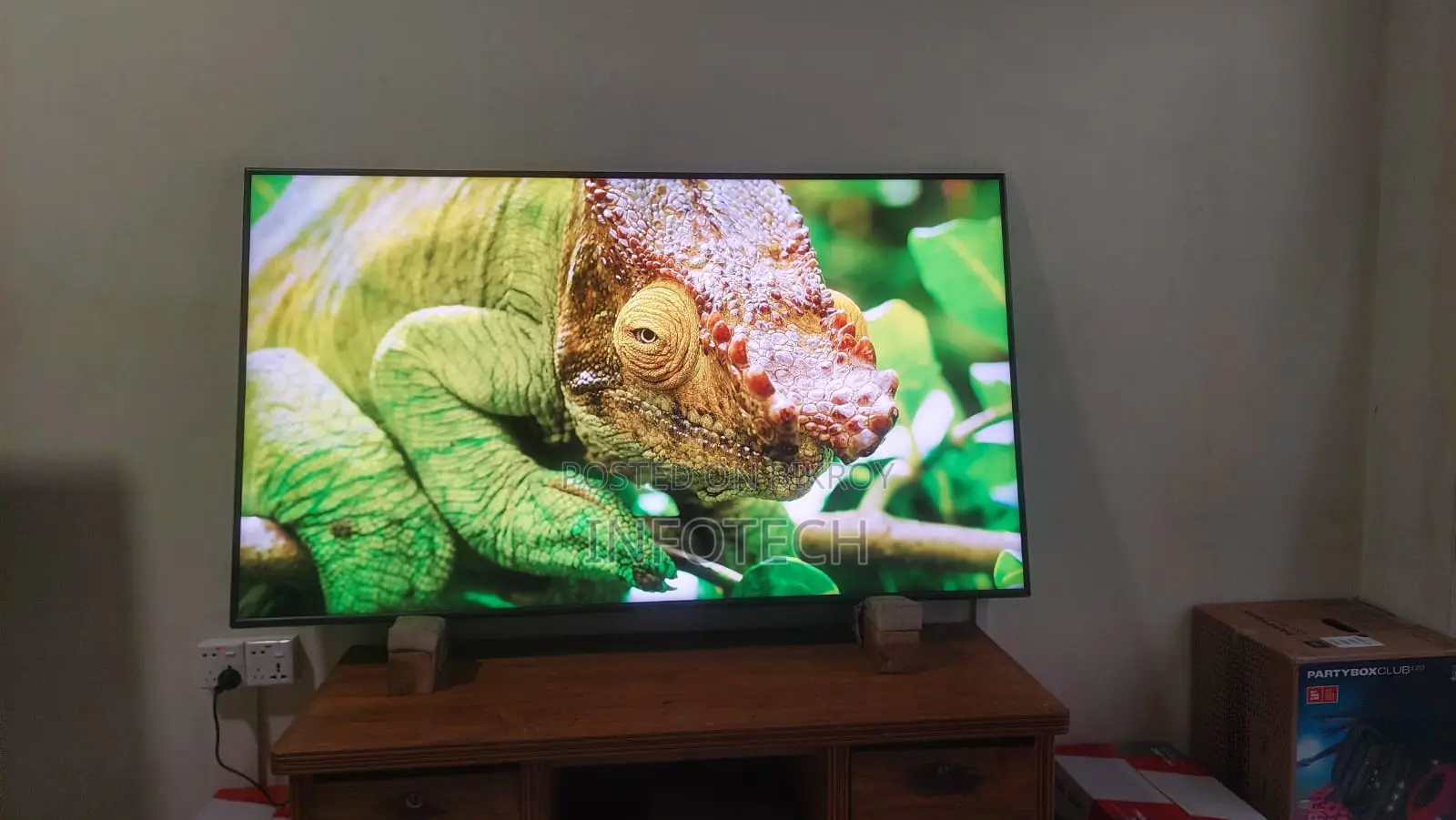 Samsung 65RU7400 65" UHD Voice Remote Smart TV Fresh Condition