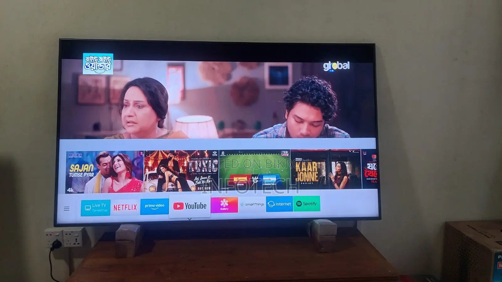 Samsung 65RU7400 65" UHD Voice Remote Smart TV Fresh Condition