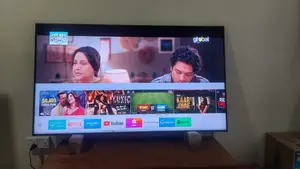 Samsung 65RU7400 65" UHD Voice Remote Smart TV Fresh Condition