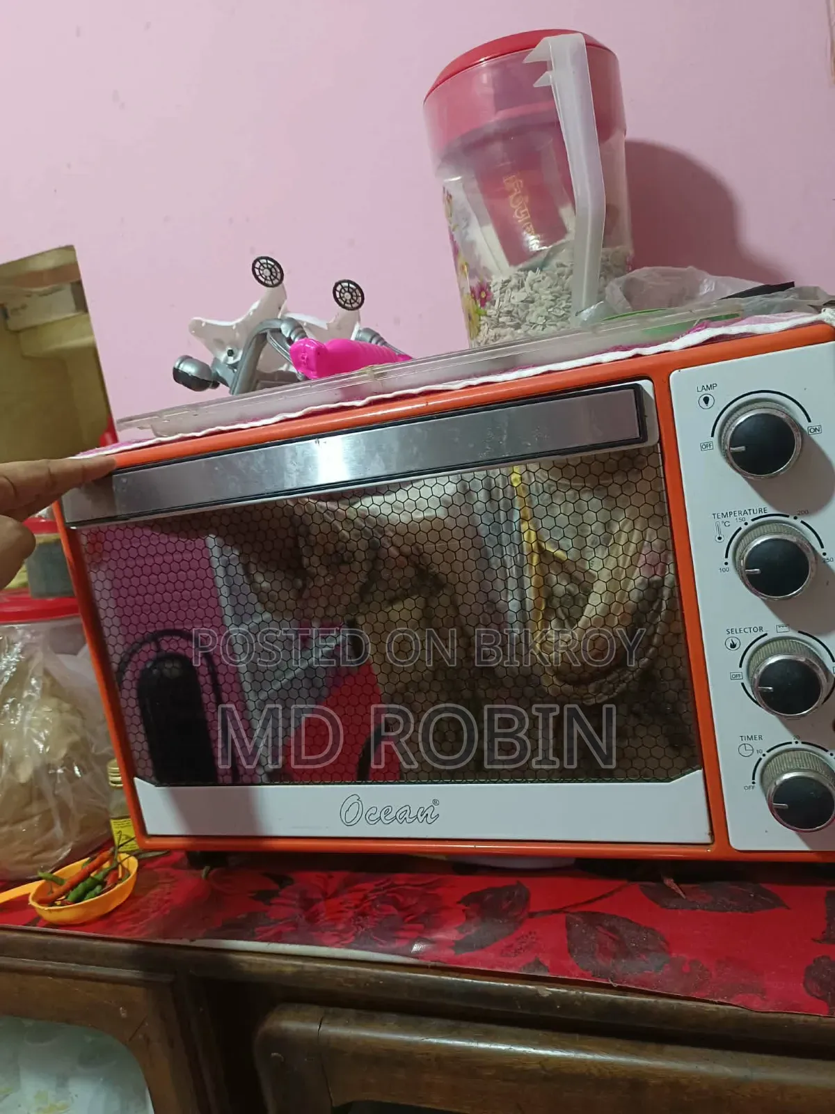 ওভেন টা একদম নতুন। তিন বা চার বার ব্যবহার হয়েছে।