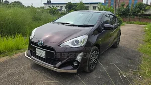 টয়োটা অ্যাকুয়া ২০১৭ ব্রাউন