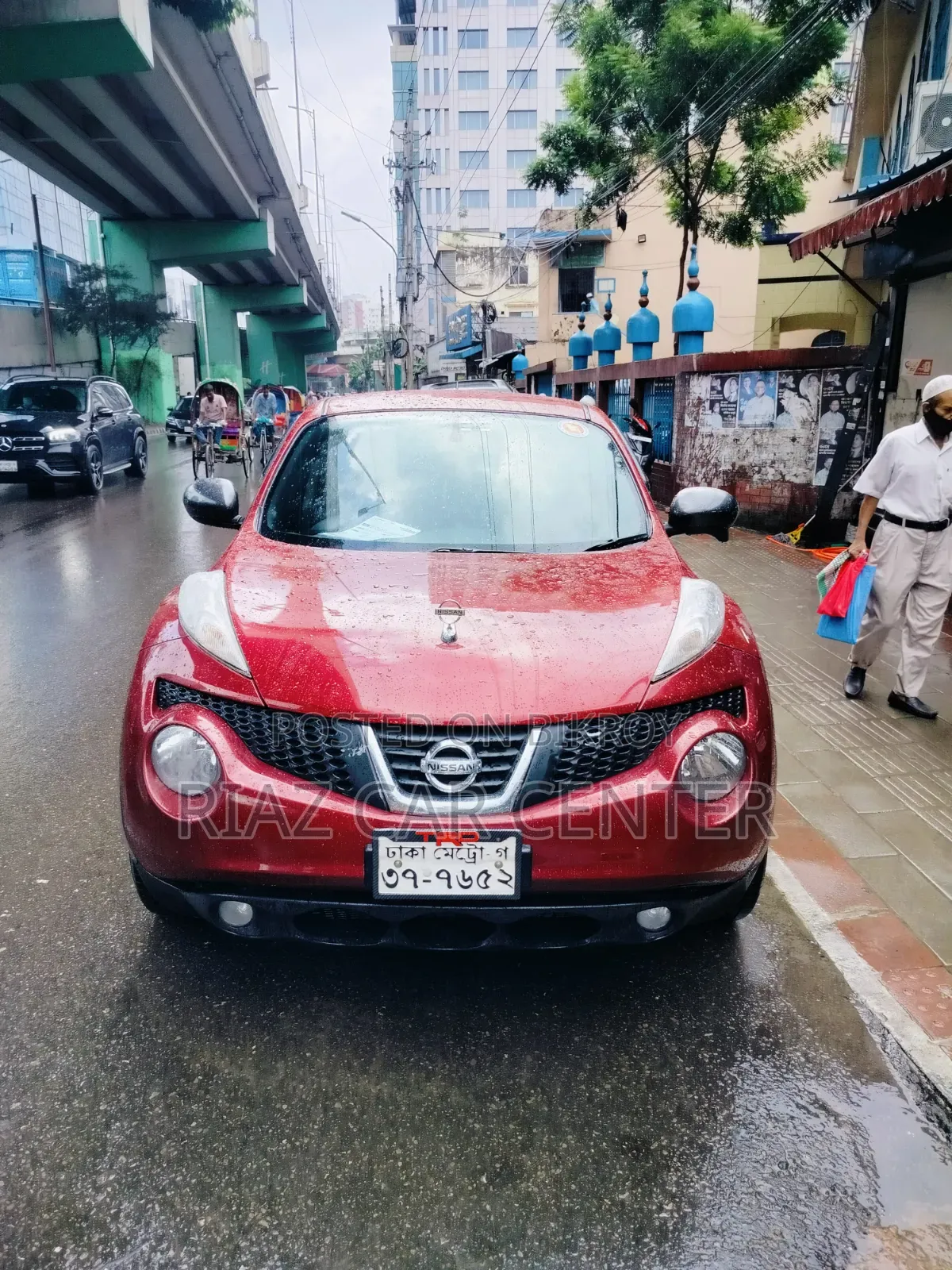 নিসান জুক ২০১১ লাল