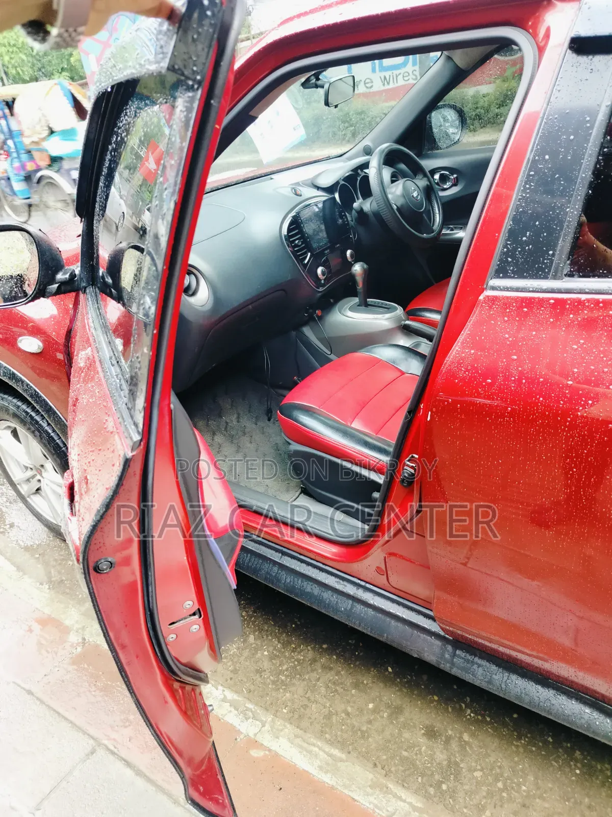 নিসান জুক ২০১১ লাল