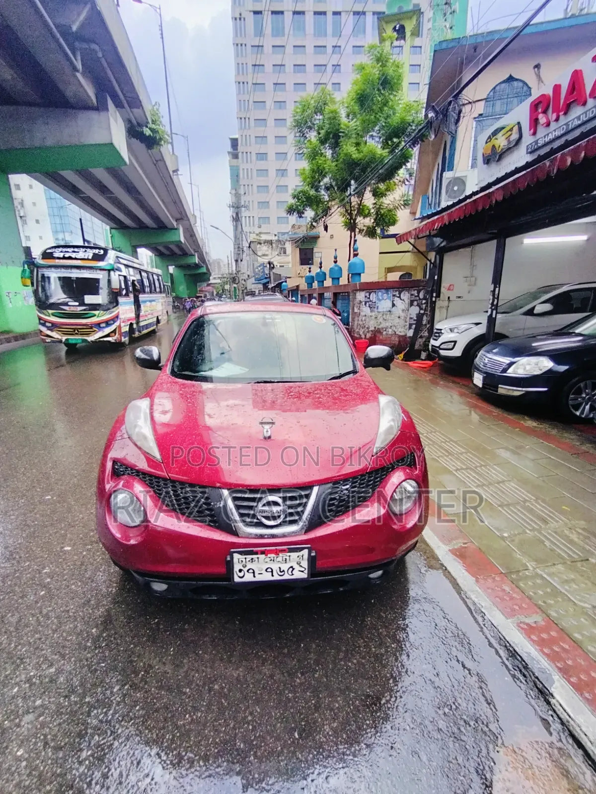 নিসান জুক ২০১১ লাল