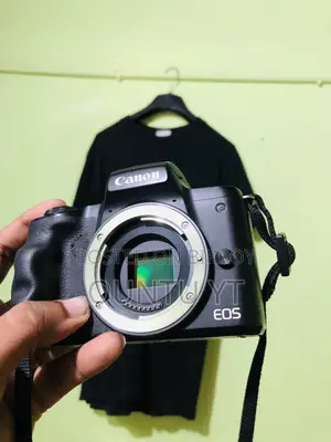 ক্যানন এম৫০ (মিররলেস)