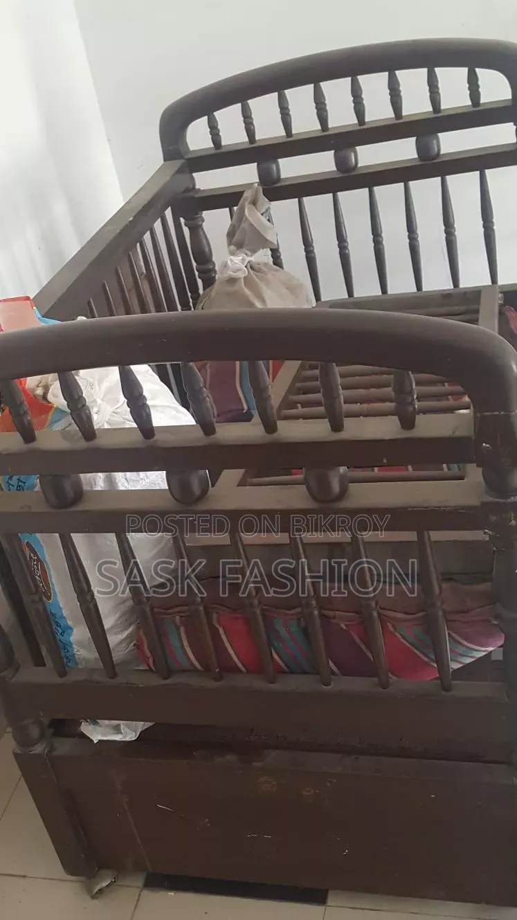 Baby cot with move system, can be moved from one place to another easily.