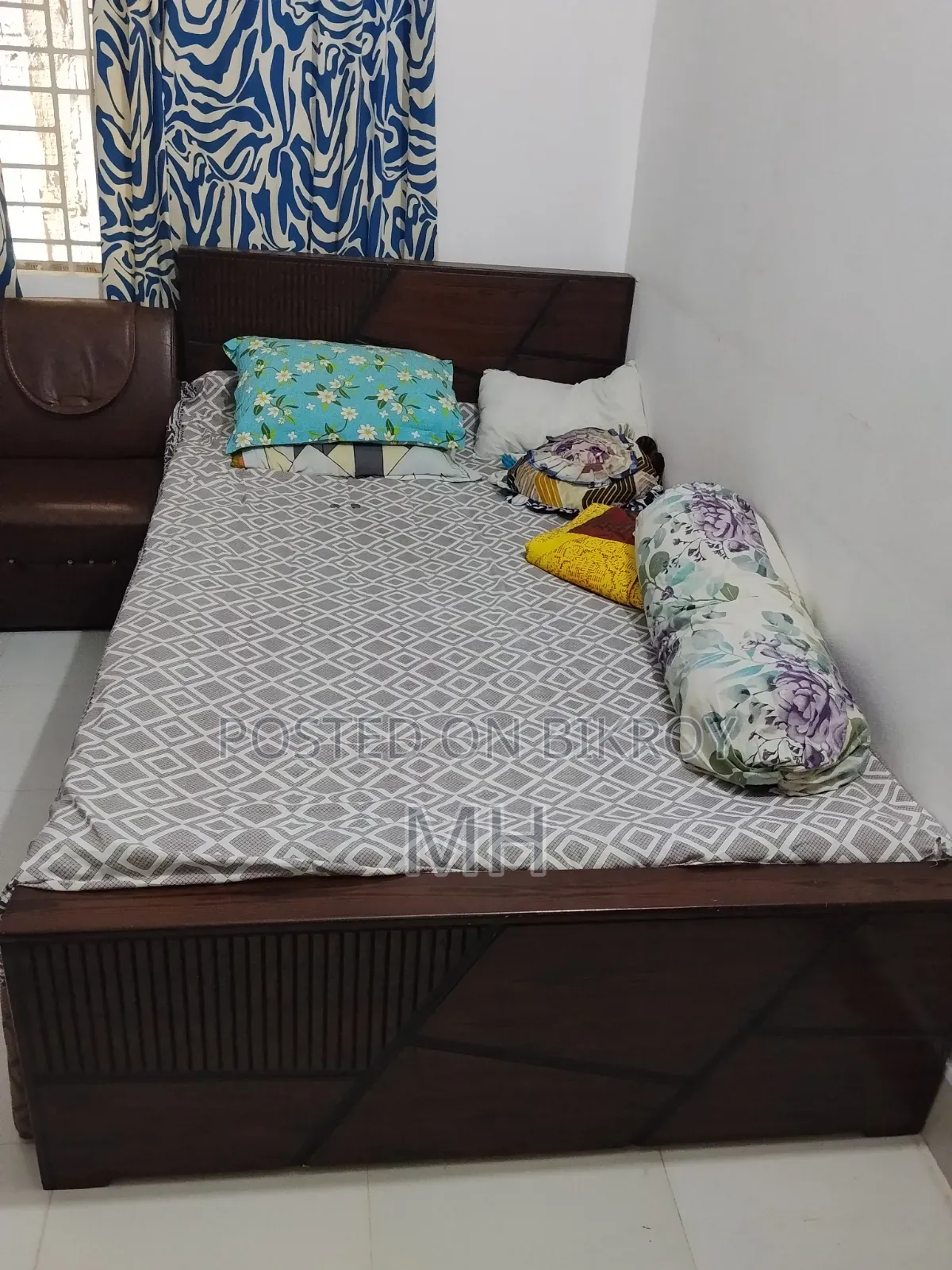 নতুন খাটের মতো