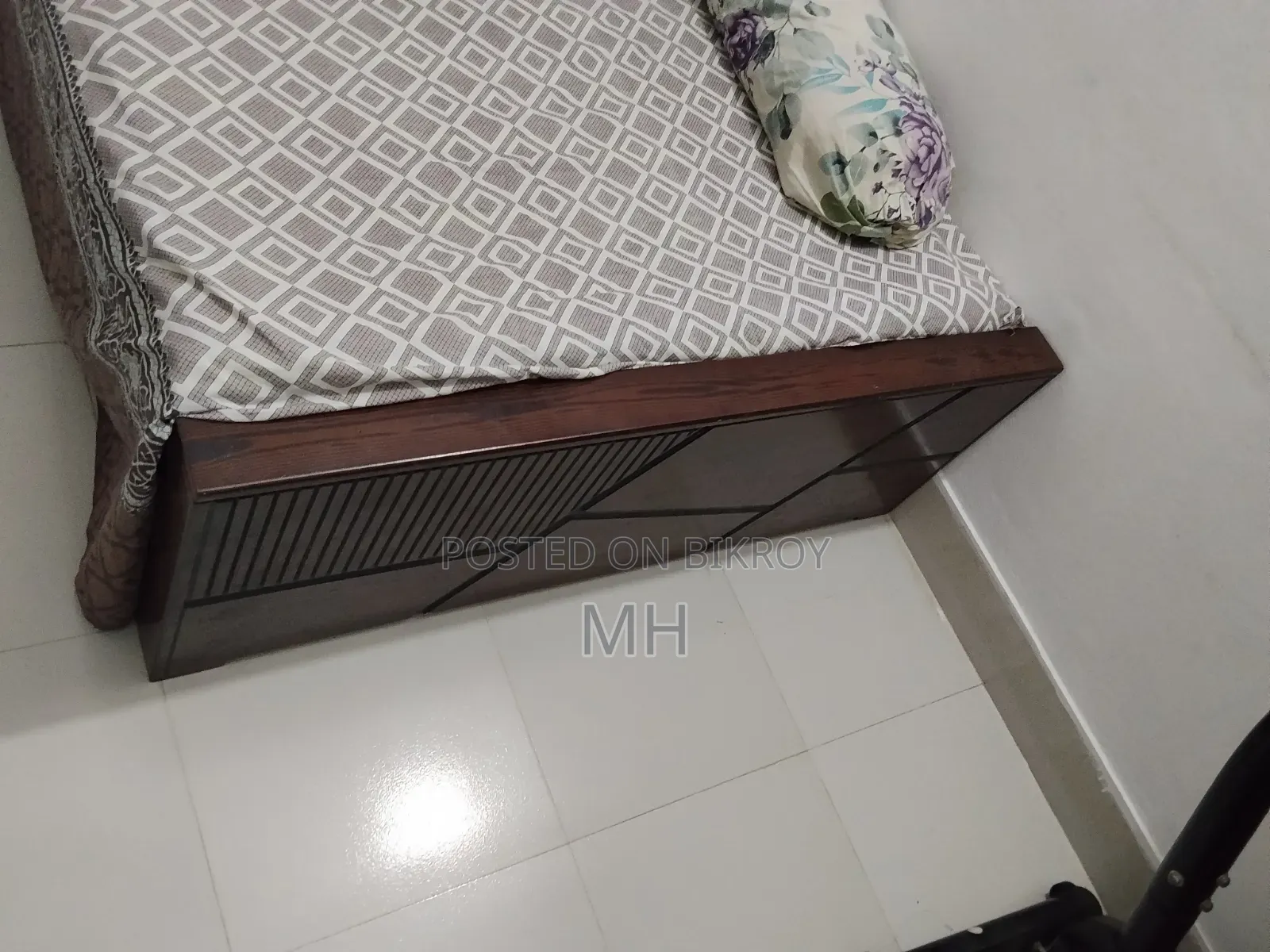 নতুন খাটের মতো
