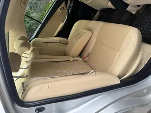 Toyota Premio 2018 Silver