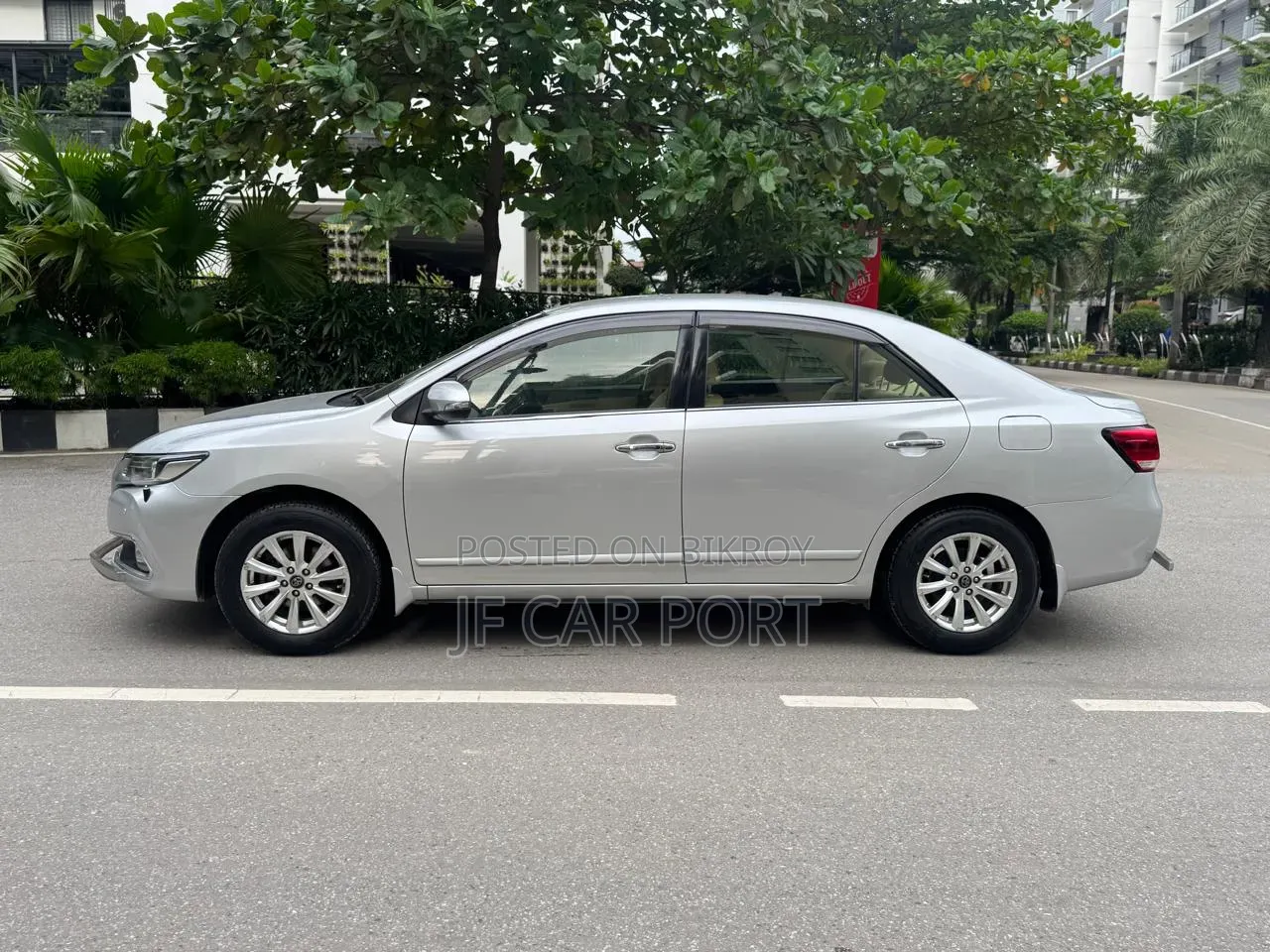 Toyota Premio 2018 Silver