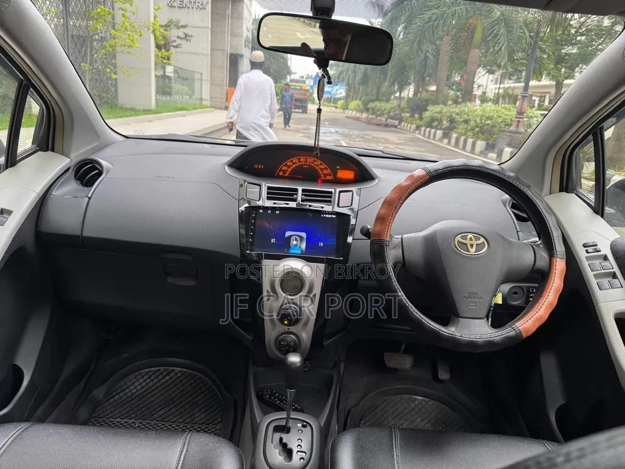 Toyota Vitz 2010 Pearl