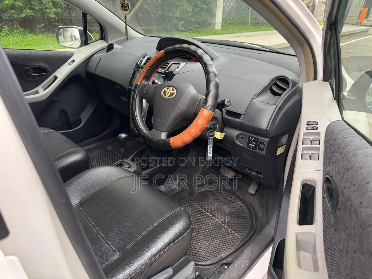 Toyota Vitz 2010 Pearl