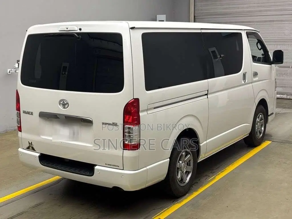 Toyota HiAce 2021 White