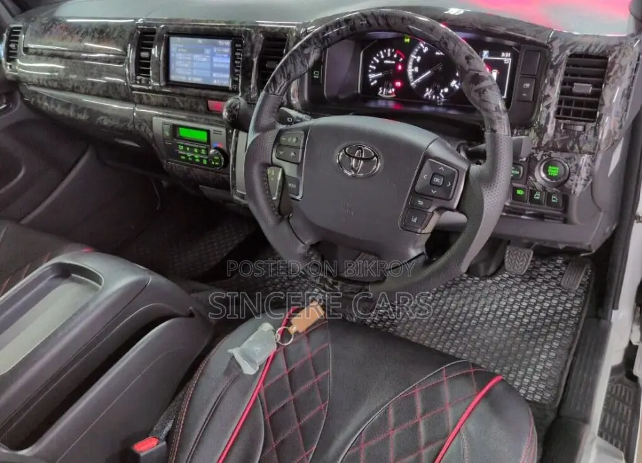 Toyota HiAce 2021 White