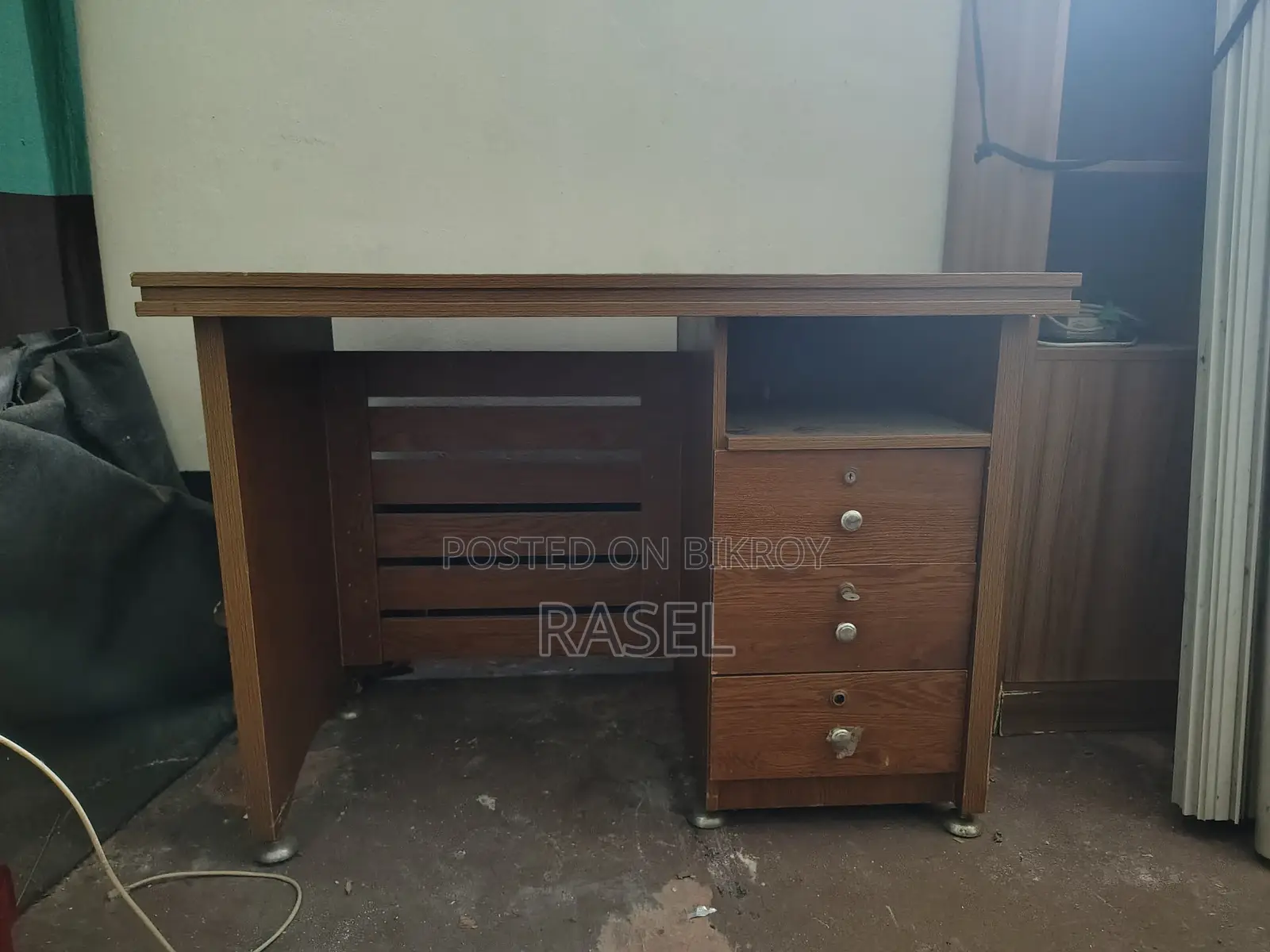 Office Table 1pic