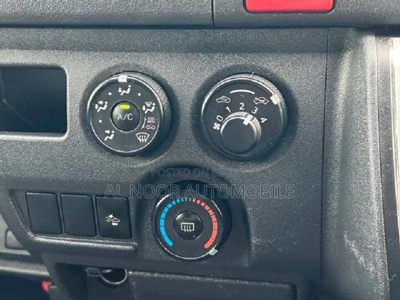 টয়োটা হাইয়েস ২০২১ কালো