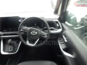 টয়োটা নোয়াহ ২০২৩ পার্ল