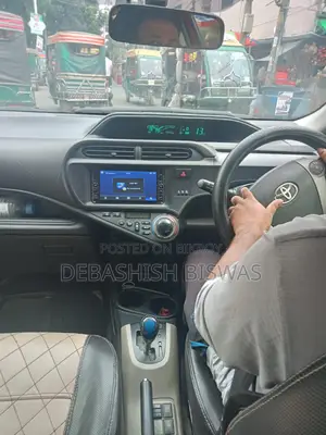 টয়োটা অ্যাকোয়া ২০১৩ লাল
