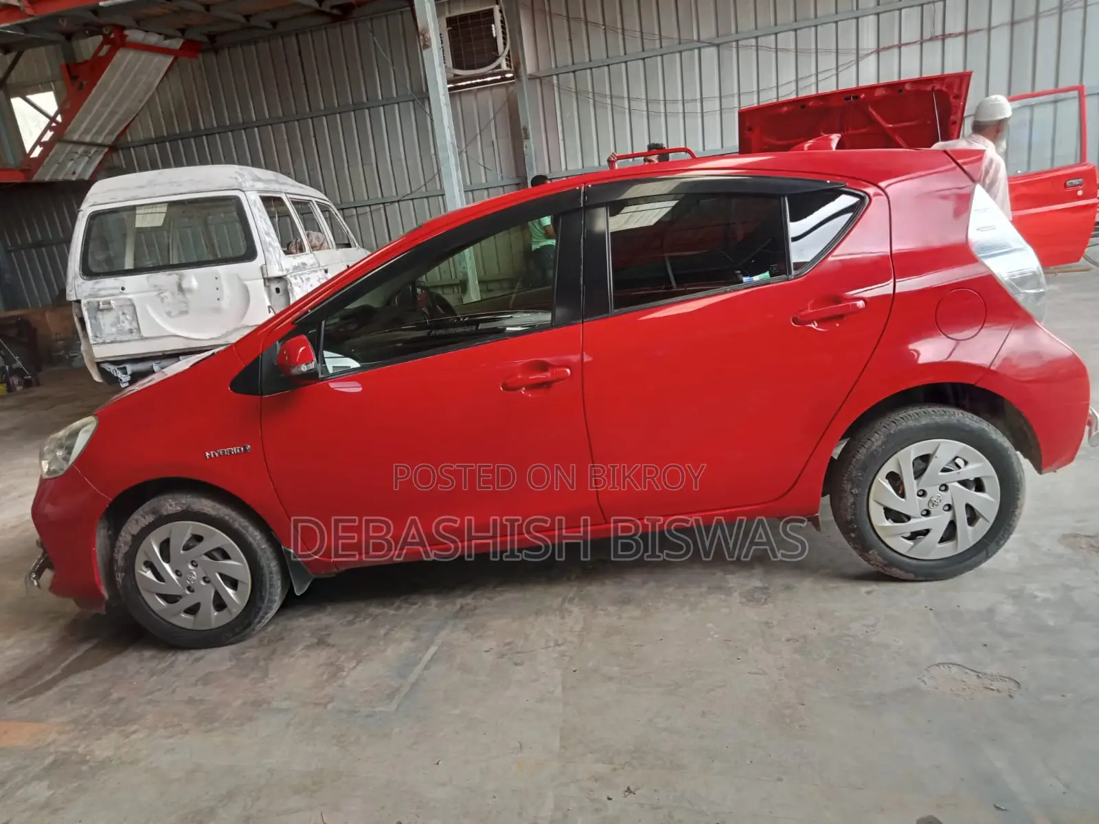 টয়োটা অ্যাকোয়া ২০১৩ লাল