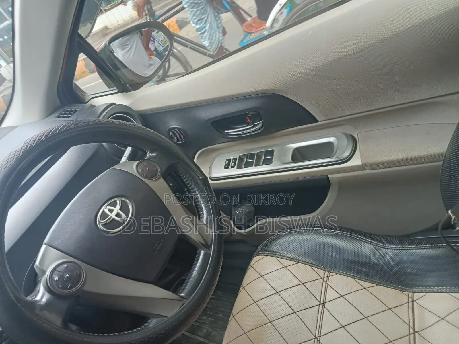 টয়োটা অ্যাকোয়া ২০১৩ লাল