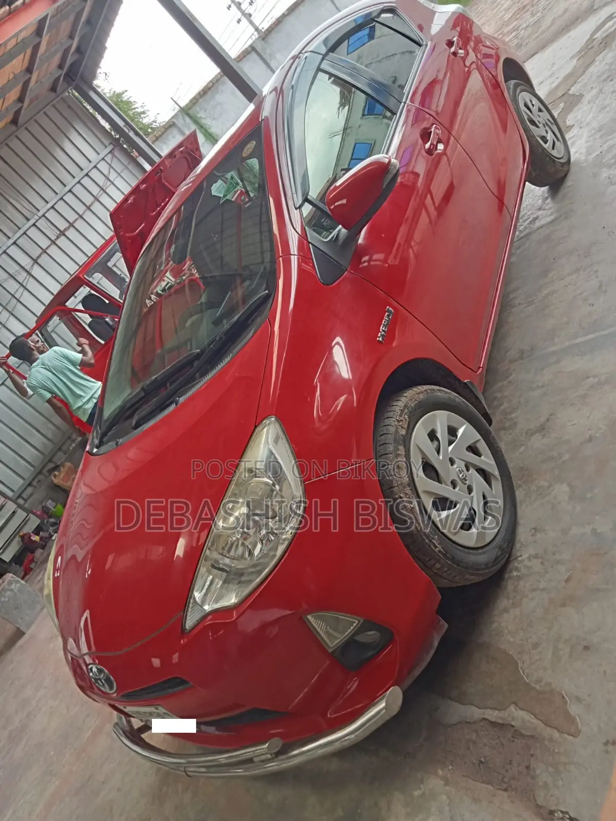 টয়োটা অ্যাকোয়া ২০১৩ লাল