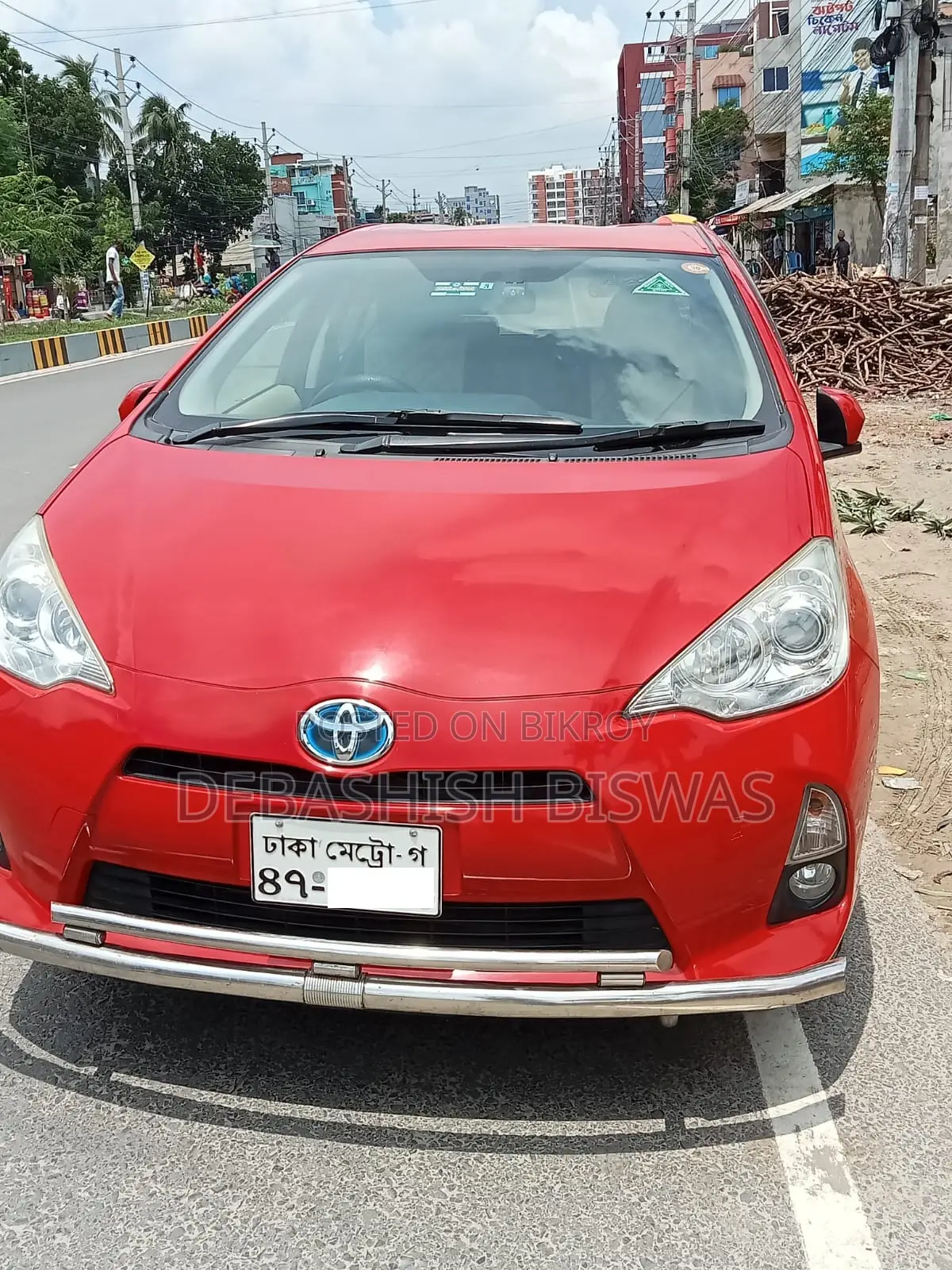 টয়োটা অ্যাকোয়া ২০১৩ লাল