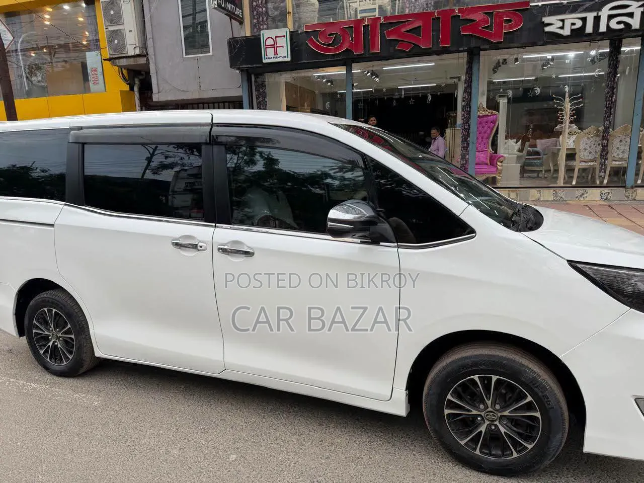 টয়োটা নোয়াহ ২.০ ফোর-হুইল ড্রাইভ (৮ সিটার) ২০১৯ সাদা