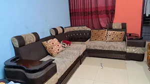 বিক্রয়ের জন্য সোফা এবং গ্লাসের টেবিল।