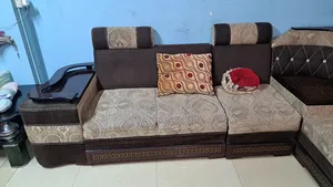 বিক্রয়ের জন্য সোফা এবং গ্লাসের টেবিল।