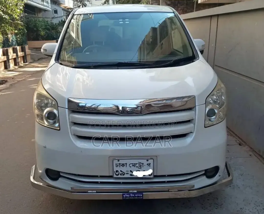 Toyota Noah 2.0 143hp FWD (8 Seater) 2009 White